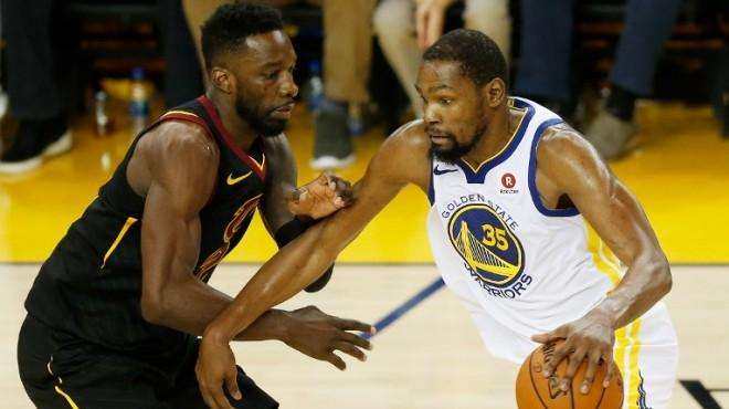 收到国足纪念球衣，尹鸿博：感谢祖国，为国出战是最大骄傲