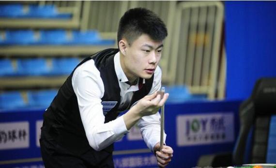 悼念若塔，红军名宿汤普森与毕包主席赛前在KOP看台前献花圈